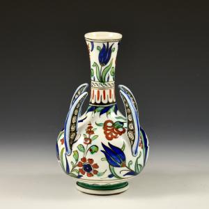 Vaso com quatro asas e motivos florais em estilo Iznik - Manufatura Cantagalli, final do século XIX